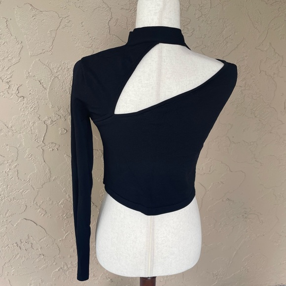 BCBG MaxAzria Asymmetrical one sleeve crop top - Picture 7 of 8